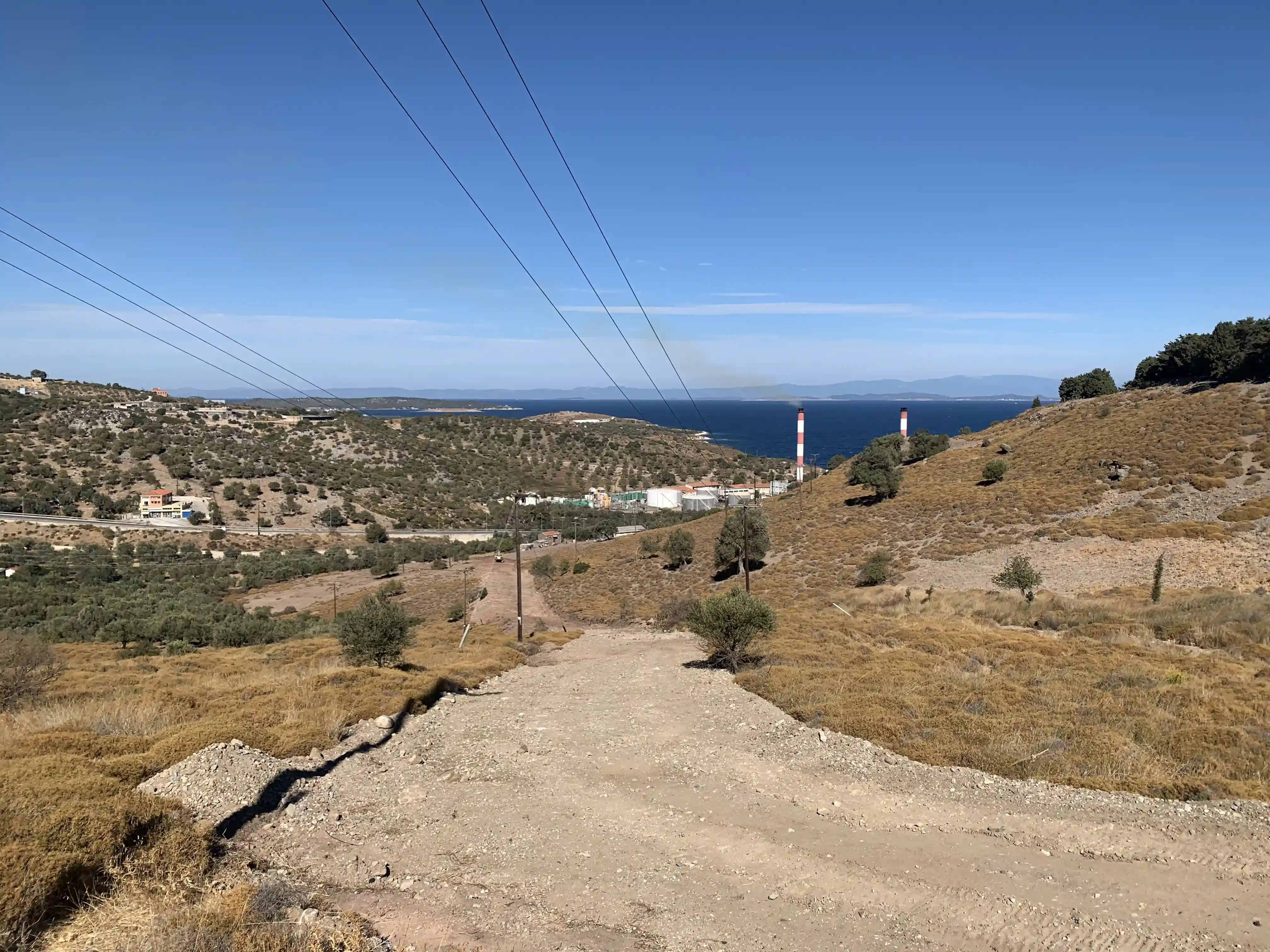 Λήψη της φωτογραφίας έγινε εντός του χωματόδρομου και απεικονίζεται το μήκος του.